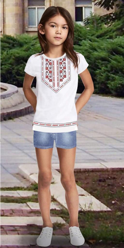 Комбинация дънки и блуза с фолклорни мотиви в бяло