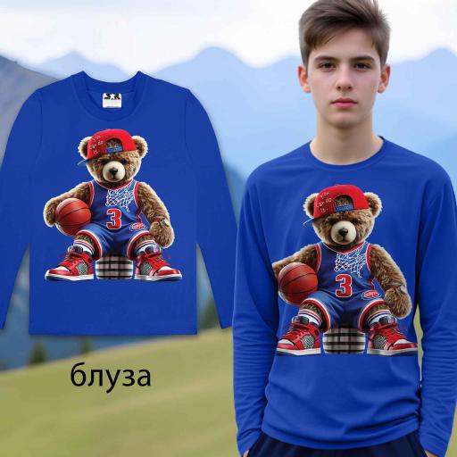 Синя блуза с мечок в спортна екипировка и баскетболна топка