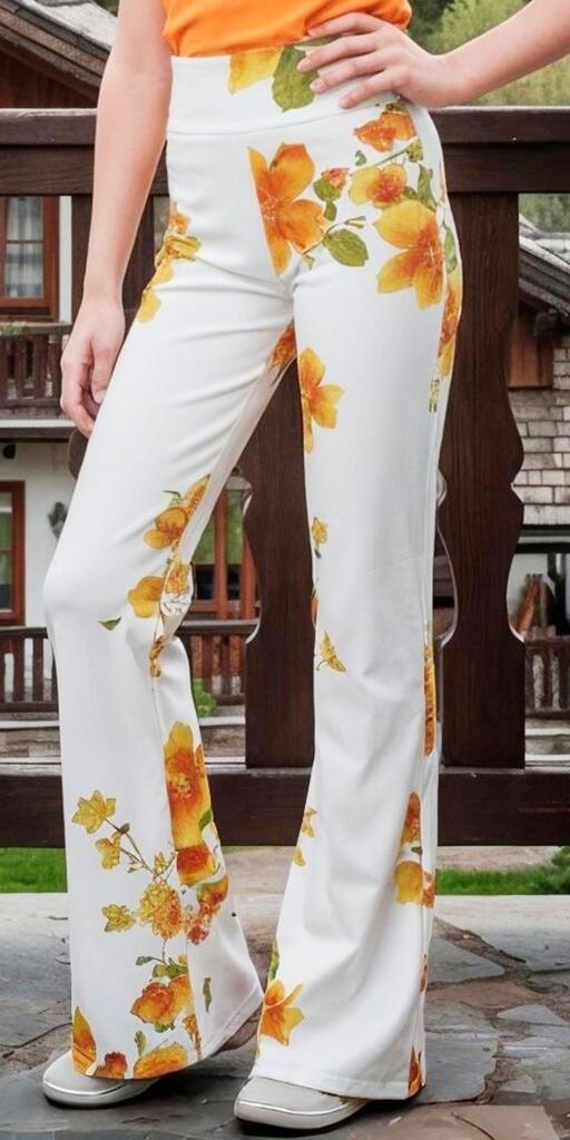 Детски панталон чарлстон с разкроени крачоли и десен с големи оранжеви цветя върху светъл фон