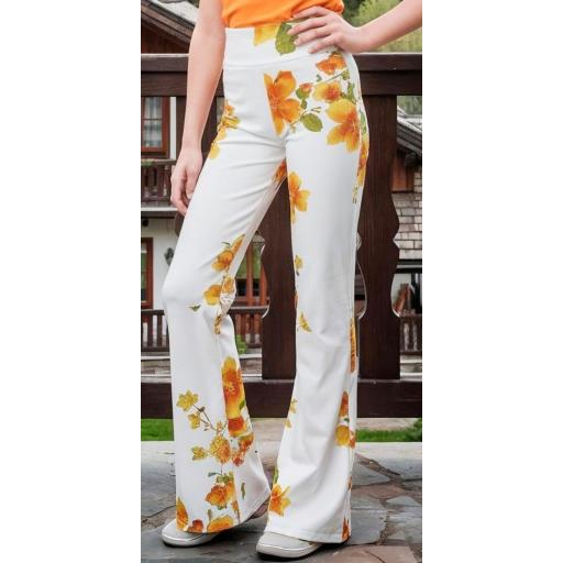 Детски панталон чарлстон с разкроени крачоли и десен с големи оранжеви цветя върху светъл фон