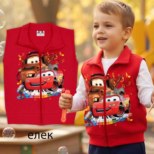 Елек за момче с Маккуин в ярко червено, идеален за ежедневни приключения.