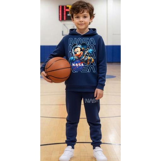 „Детски комплект с Мики Космонавт и тъмно долнище – удобство и визия за училище“