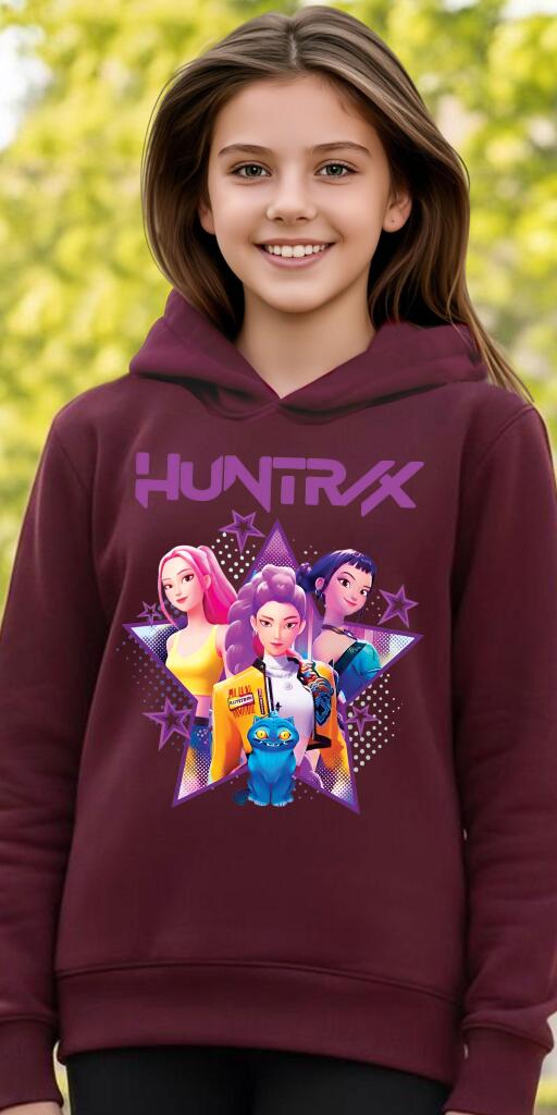 Отблизо на принта на суичъра, показващ трите K-POP момичета и техните котки на фона на голяма звезда.