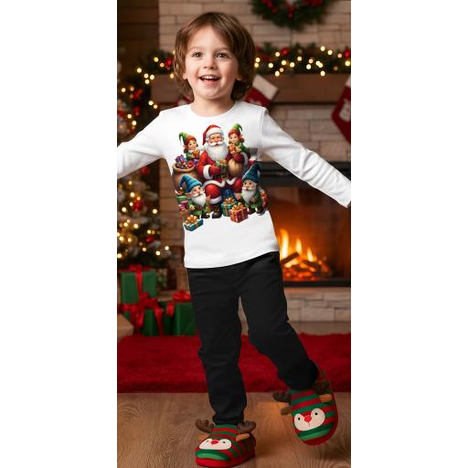 Уютен коледен тоалет с Дядо Коледа и подаръци.