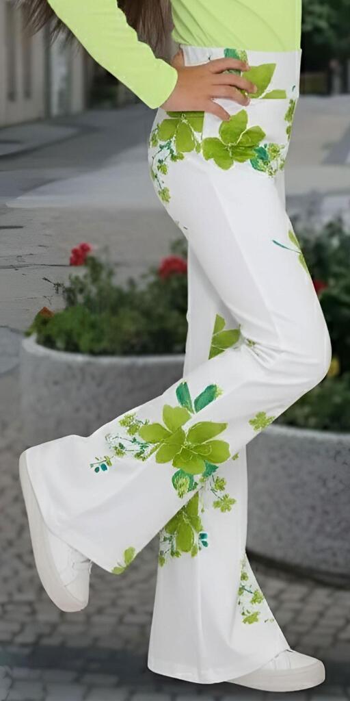 Разкроен панталон за момиче в чарлстон стил с цветя и листенца на бял фон за ефирна визия