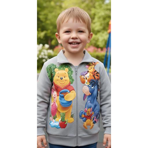 Детско горнище в сиво с любими герои от Голямата гора, създаващо усмивка при всяко обличане.