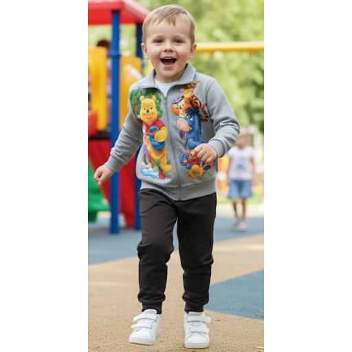 Детски комплект Мечо Пух – мек суичър и тъмно долнище за комфорт и забавление.