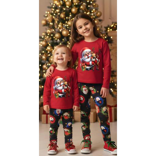 Детски коледен комплект от две части, с блуза с дълъг ръкав и панталон/клин, в празнични цветове.