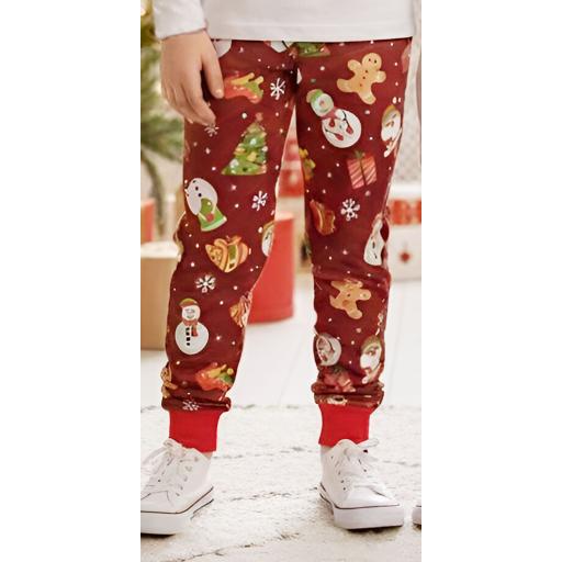 Долнище свободна кройка и еластичност за пълна свобода на движение при игри и забавления.