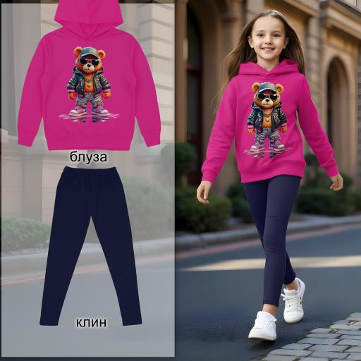 Розова блуза с картинка на готин мечок, съчетана с тъмен клин