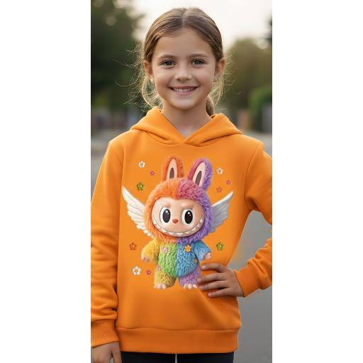 оранжев суичър с качулка и Лабубу с крилца