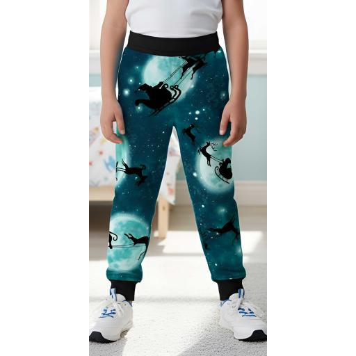 Детски панталон с коледен принт. Долнище със силуети на Дядо Коледа, шейна и елени на син/тюркоазен звезден фон.