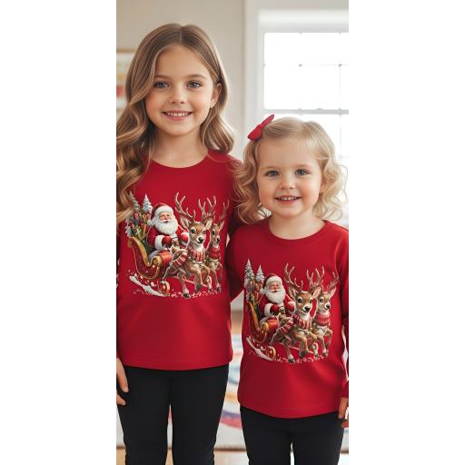 Червена блуза с празнична сцена – Дядо Коледа, подаръци и два усмихнати елена.