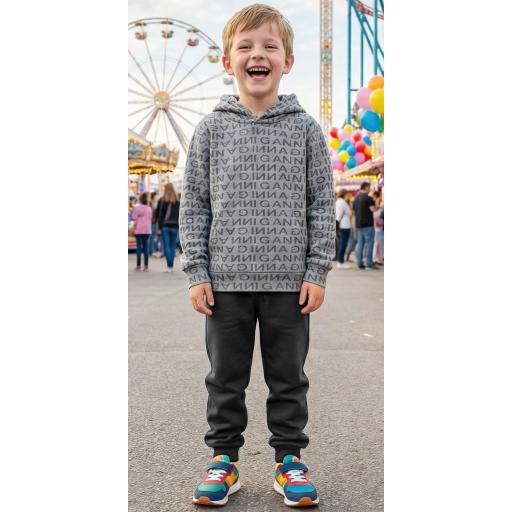 Сив sweatshirt с надписи и тъмно долнище – спортно-ежедневен детски сет.