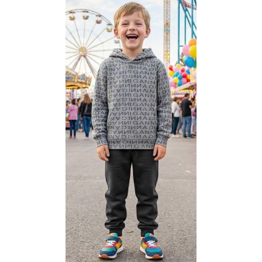 Сив sweatshirt с надписи и тъмно долнище – спортно-ежедневен детски сет.
