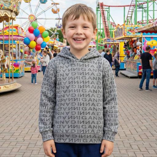 Сива блуза с качулка и цялостен принт от надписи, подредена върху тъмен фон.