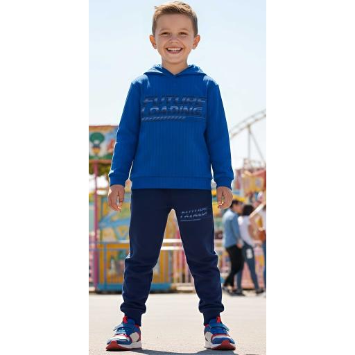 Модерен детски комплект в синьо и тъмно, идеален за игра и училище.