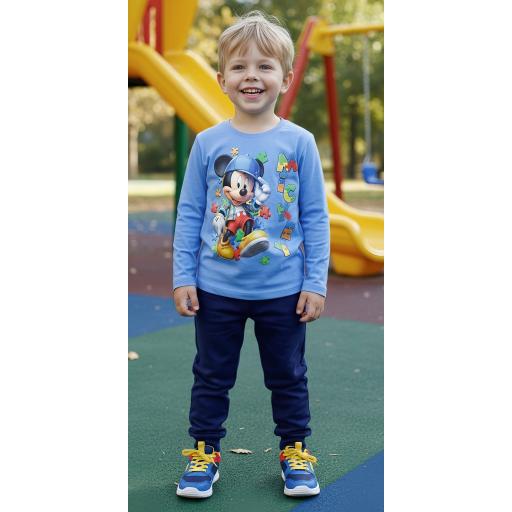 Цветна блуза с Мики и тъмно долнище – подходящо за игри и разходки.