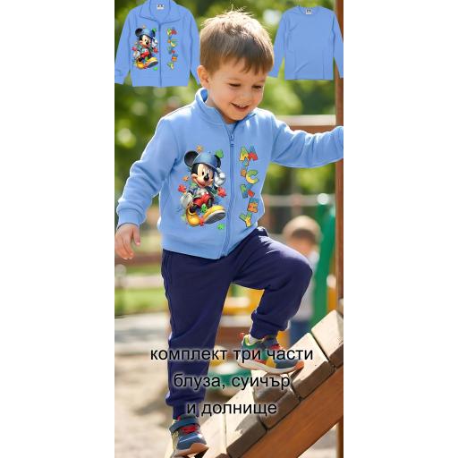 „Детски сет за игра с Мики Маус, включващ пъстър суичър, синя блуза и тъмно долнище.“