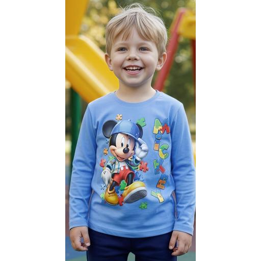 „Весела детска блуза с Мики Маус в пъзел стил върху гладък светъл фон.“