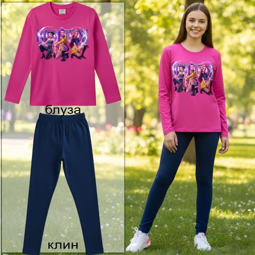 Детски спортен комплект от две части: ярко розова блуза с дълъг ръкав и принт HUNTRIX SQUAD, комбинирана с едноцветен тъмен (чер