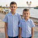 Риза спортно-елегантна райе в синьо и червено
