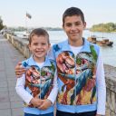 Детски плътен елек в синьо с динозаври за малки приключенци