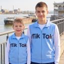 Момчешки плътен елек с ТикТок в син цвят
