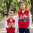 Топъл червен елек Маккуин за хладните есенни и зимни дни