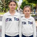 Бял плътен суичър ТикТок за дете