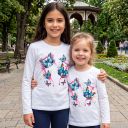 Бяла детска блуза с пеперуди и дълъг ръкав